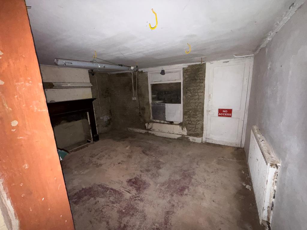 Lot: 73 - MIXED USE PROPERTY - Basement